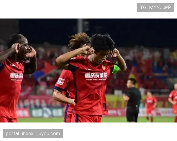 和晓强左路射门中柱 铜梁龙年轻球员表现活跃 和晓强左路射门中柱 铜梁龙年轻球员表现活跃