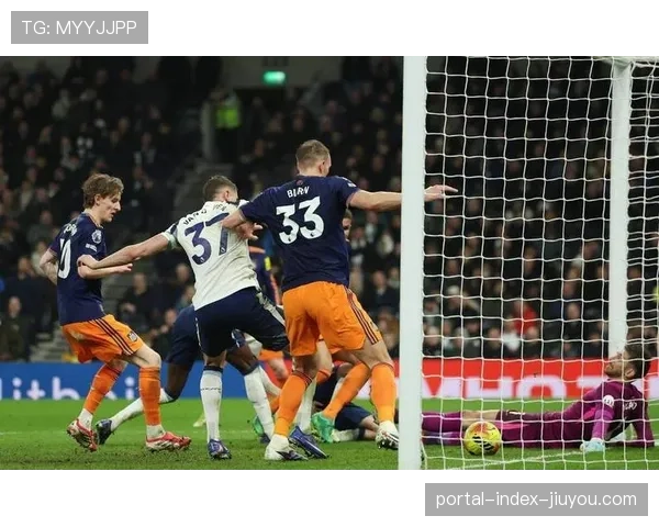 热刺防守转换速度明显不足 被反击时防线落位缓慢失位频现 热刺防守转换速度明显不足 被反击时防线落位缓慢失位频现